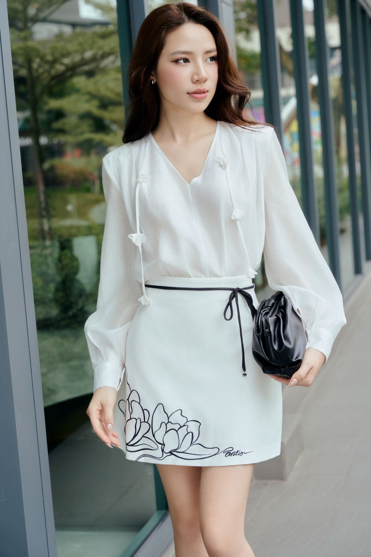 FAS54057 - Áo sơ mi công sở vải tơ dáng suông cổ V phối dây tạo kiểu - PANTIO