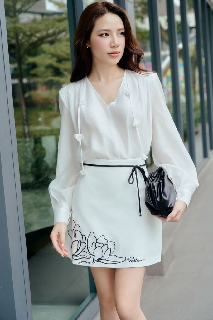 FAS54057 - Áo sơ mi công sở vải tơ dáng suông cổ V phối dây tạo kiểu - PANTIO