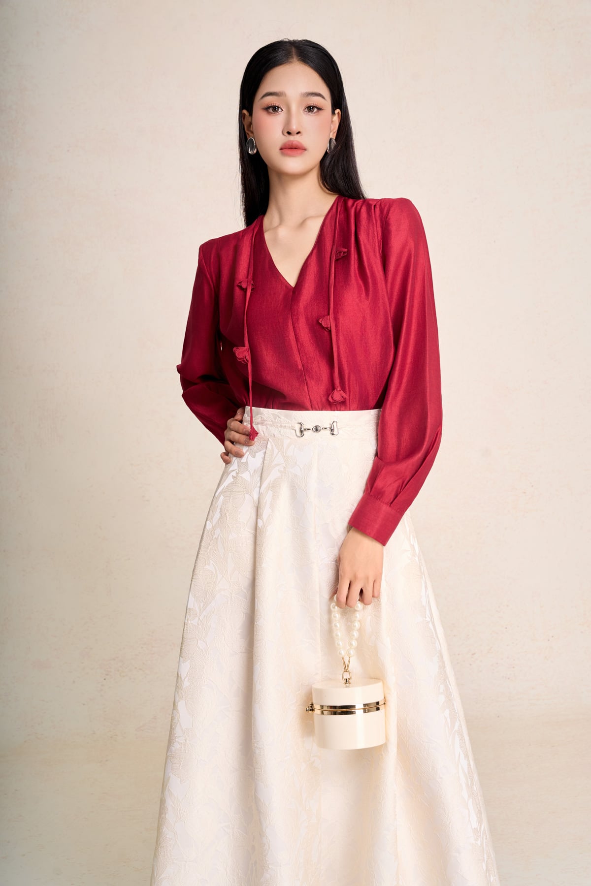 FAS54057 - Áo sơ mi công sở vải tơ dáng suông cổ V phối dây tạo kiểu - PANTIO