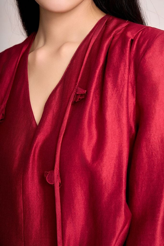 FAS54057 - Áo sơ mi công sở vải tơ dáng suông cổ V phối dây tạo kiểu - PANTIO