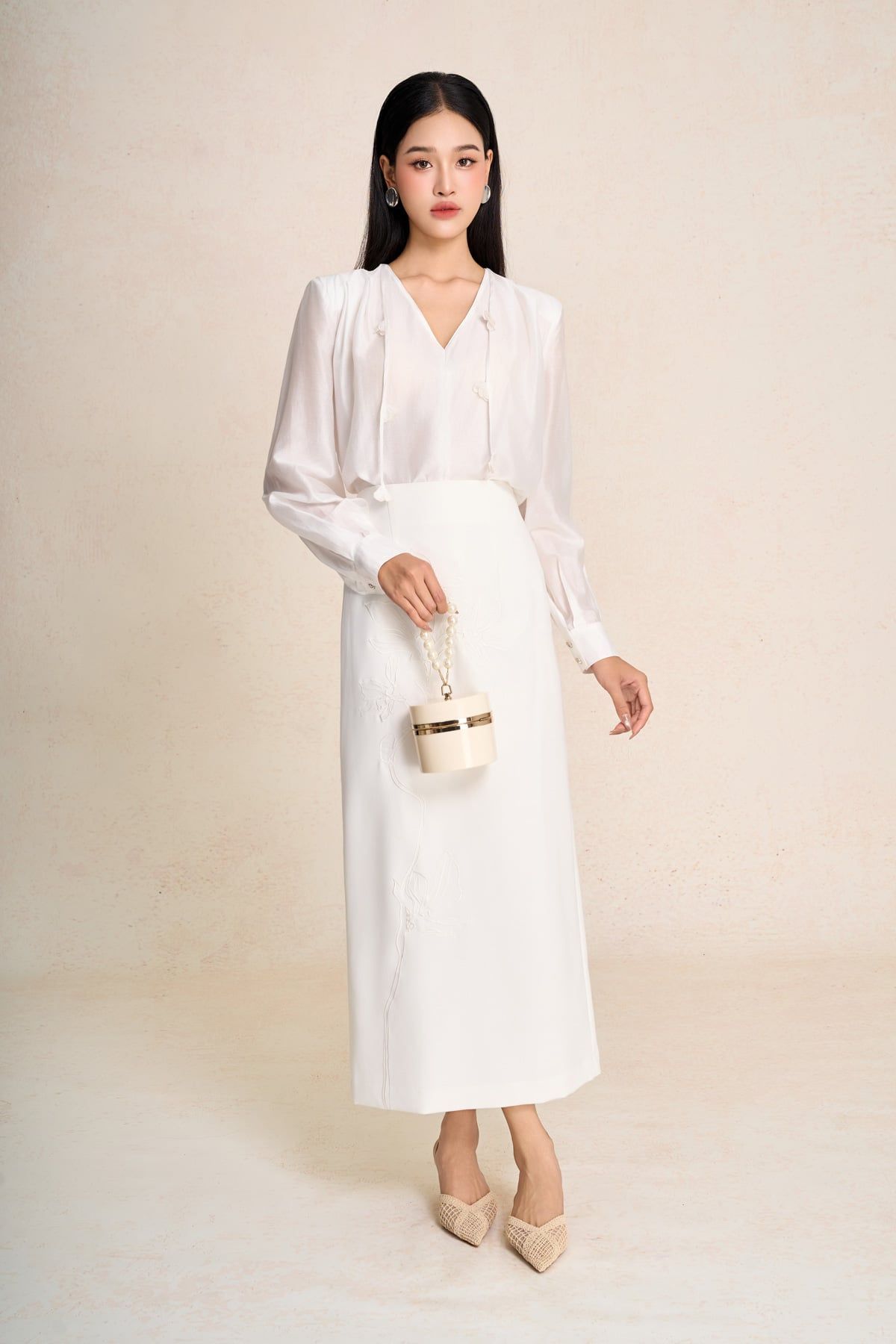 FAS54057 - Áo sơ mi công sở vải tơ dáng suông cổ V phối dây tạo kiểu - PANTIO