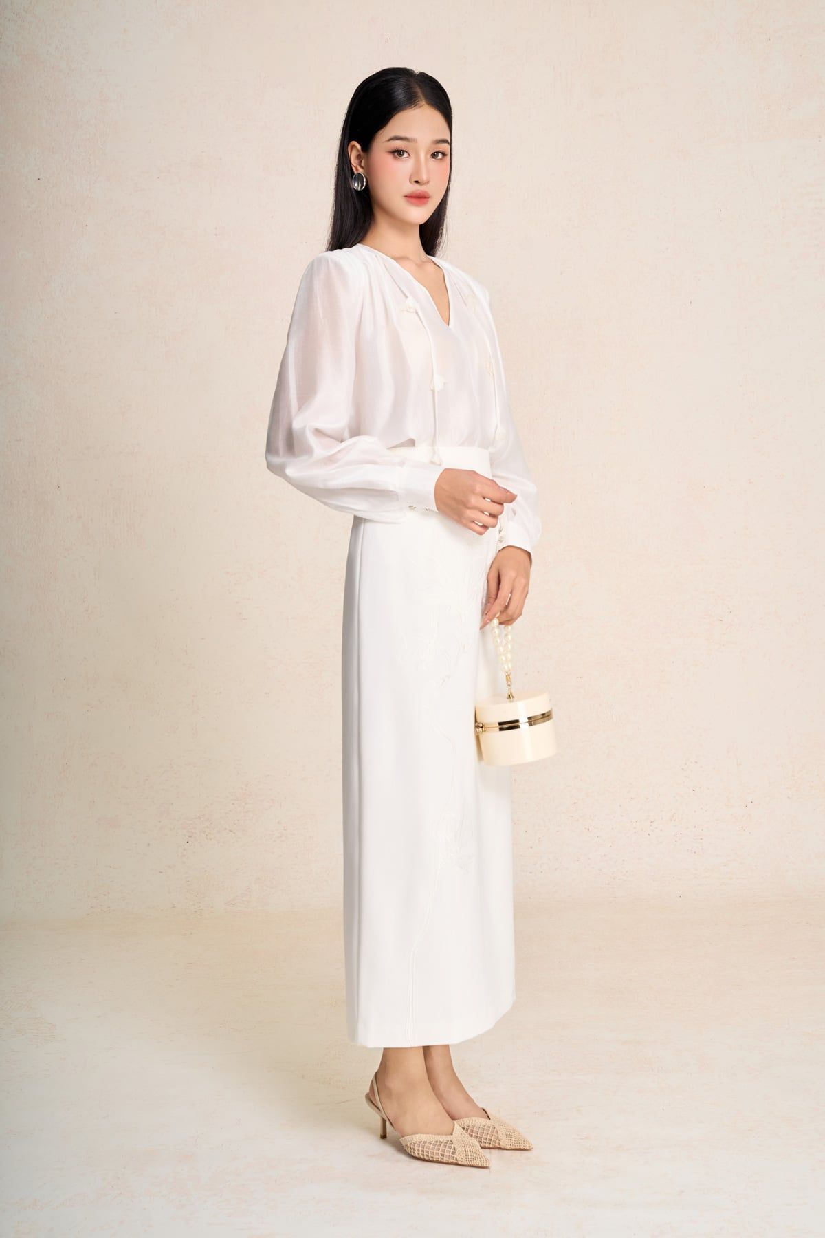 FAS54057 - Áo sơ mi công sở vải tơ dáng suông cổ V phối dây tạo kiểu - PANTIO