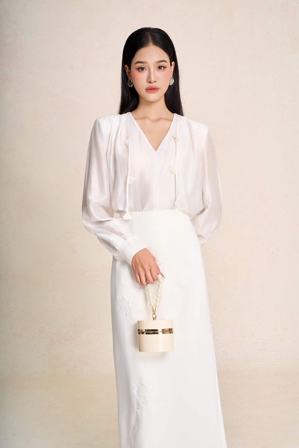 FAS54057 - Áo sơ mi công sở vải tơ dáng suông cổ V phối dây tạo kiểu - PANTIO