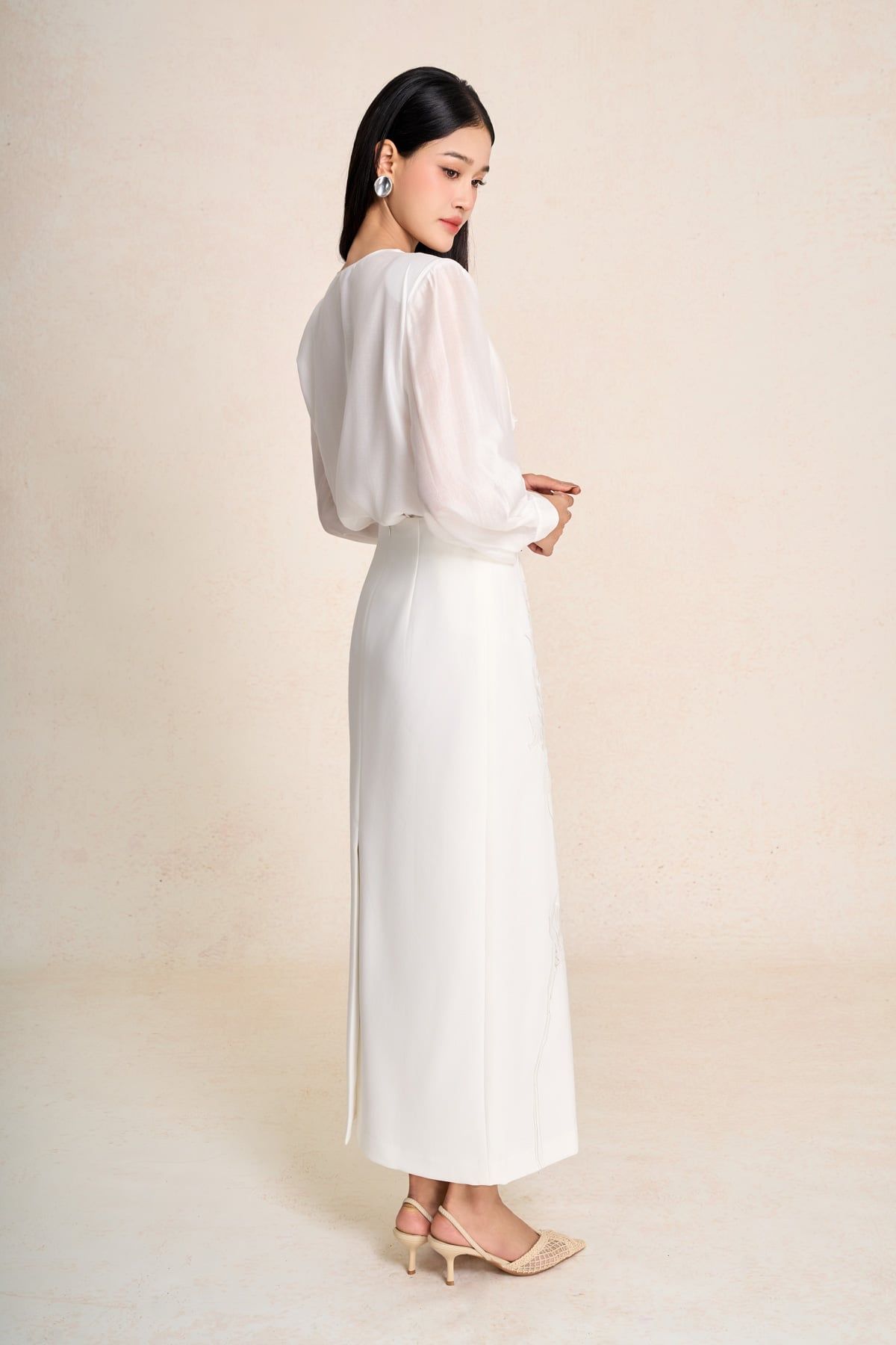 FAS54057 - Áo sơ mi công sở vải tơ dáng suông cổ V phối dây tạo kiểu - PANTIO