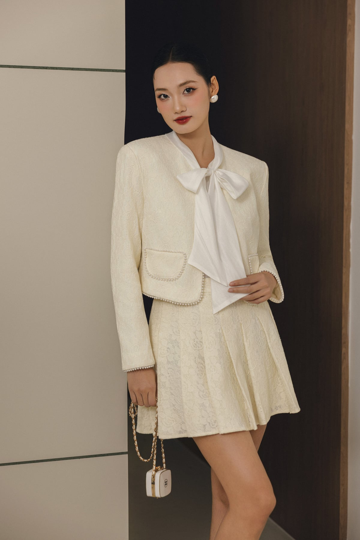 BAD93583 - Áo khoác kiểu công sở vải ren lưới dáng ngắn cổ tròn tay dài thân áo có túi tạo kiểu - PANTIO