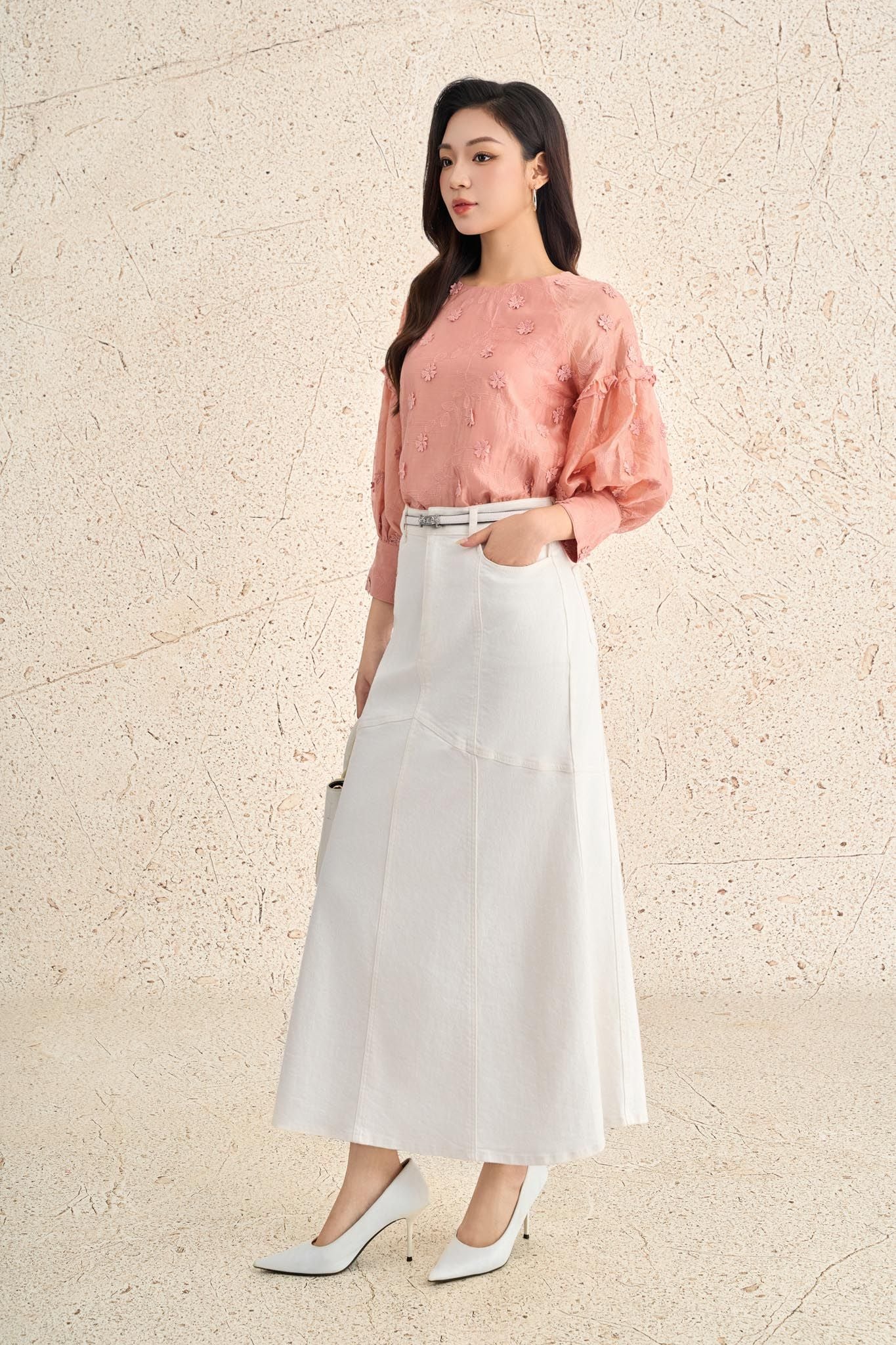 FAS54101 - Áo sơ mi công sở vải tơ đính hoa 3D tạo kiểu cổ tròn tay dài phối măng sec thời trang - PANTIO