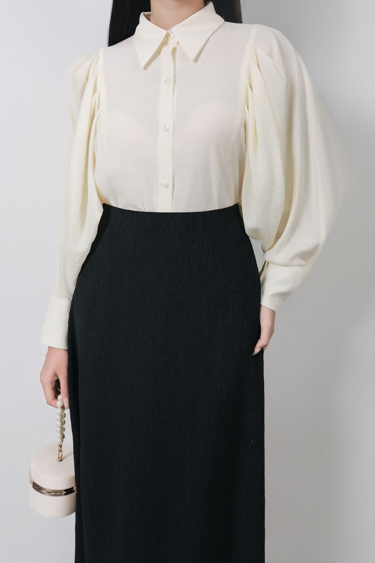 FAS54102 - Áo sơ mi kiểu công sở vải thô mỏng dáng suông cổ đức tay phồng phối ly bung tạo kiểu cài khuy thân trước - PANTIO