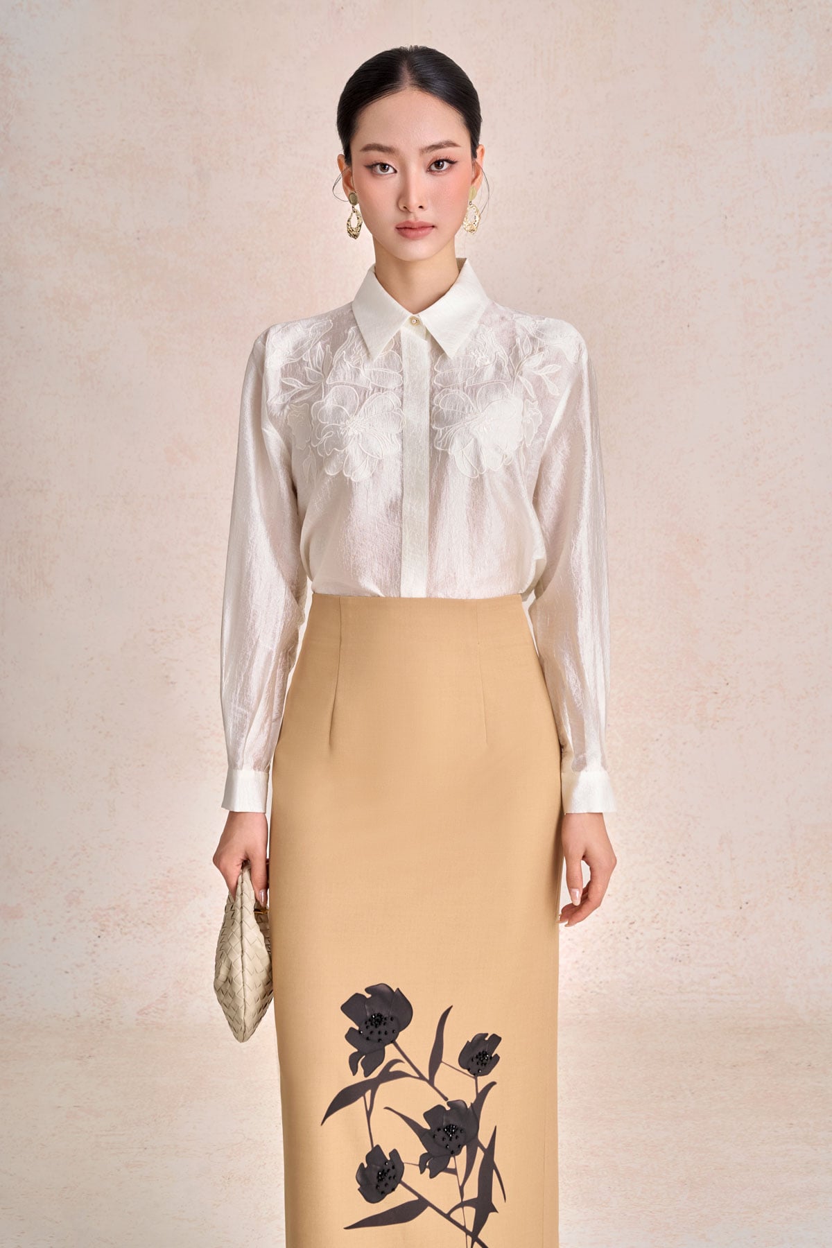 FAS54116 - Áo sơ mi công sở vải tơ dáng suông cổ đức tay dài ngực áo hoạ tiết hoa nổi thời trang cài khuy thân trước - PANTIO