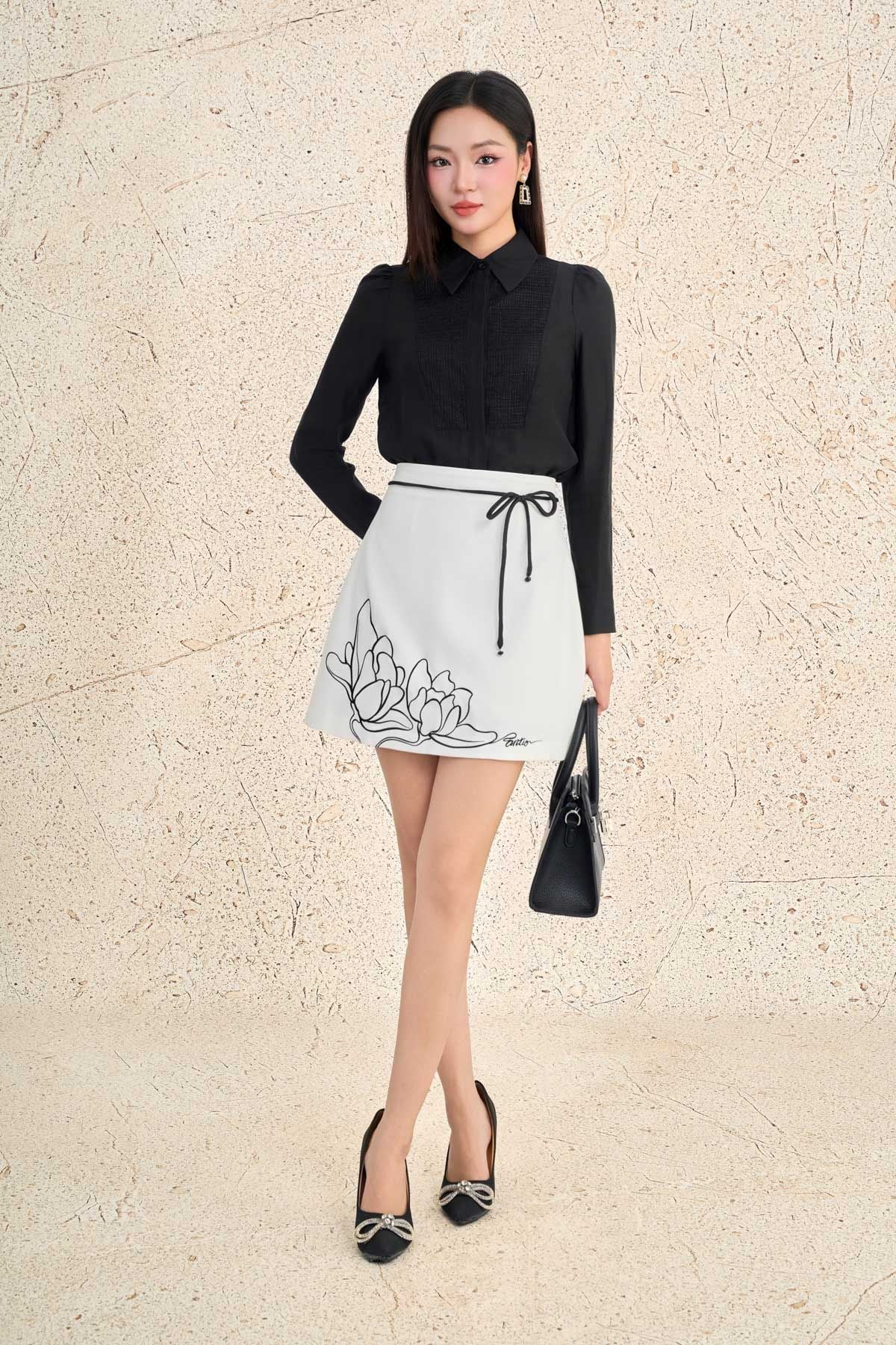 FJN1735 - Chân váy ngắn công sở vải tuytsi dáng chữ A thân váy thêu hoạ tiết eo phối dây thắt nơ tạo kiểu - PANTIO