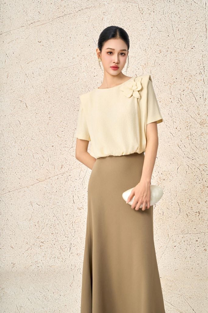 FAS74033 - Áo sơ mi công sở vải thô đũi dáng lửng cổ tròn tay ngắn có đệm vai ngực áo đính hoa 3D gấu áo bo chun ôm thời trang - PANTIO