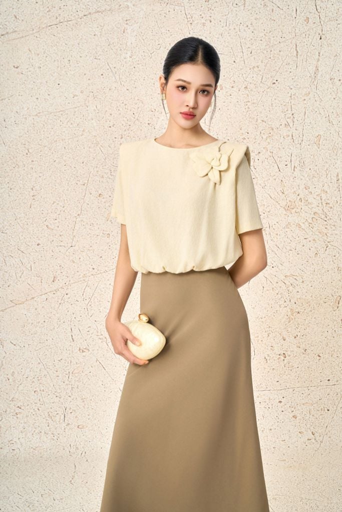 FAS74033 - Áo sơ mi công sở vải thô đũi dáng lửng cổ tròn tay ngắn có đệm vai ngực áo đính hoa 3D gấu áo bo chun ôm thời trang - PANTIO