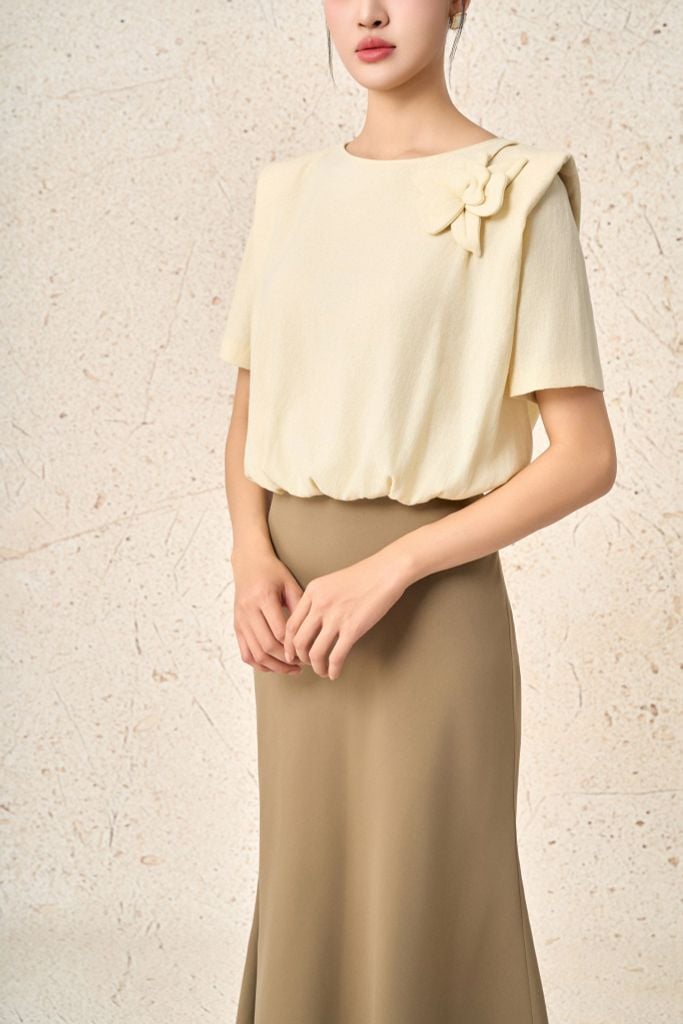 FAS74033 - Áo sơ mi công sở vải thô đũi dáng lửng cổ tròn tay ngắn có đệm vai ngực áo đính hoa 3D gấu áo bo chun ôm thời trang - PANTIO