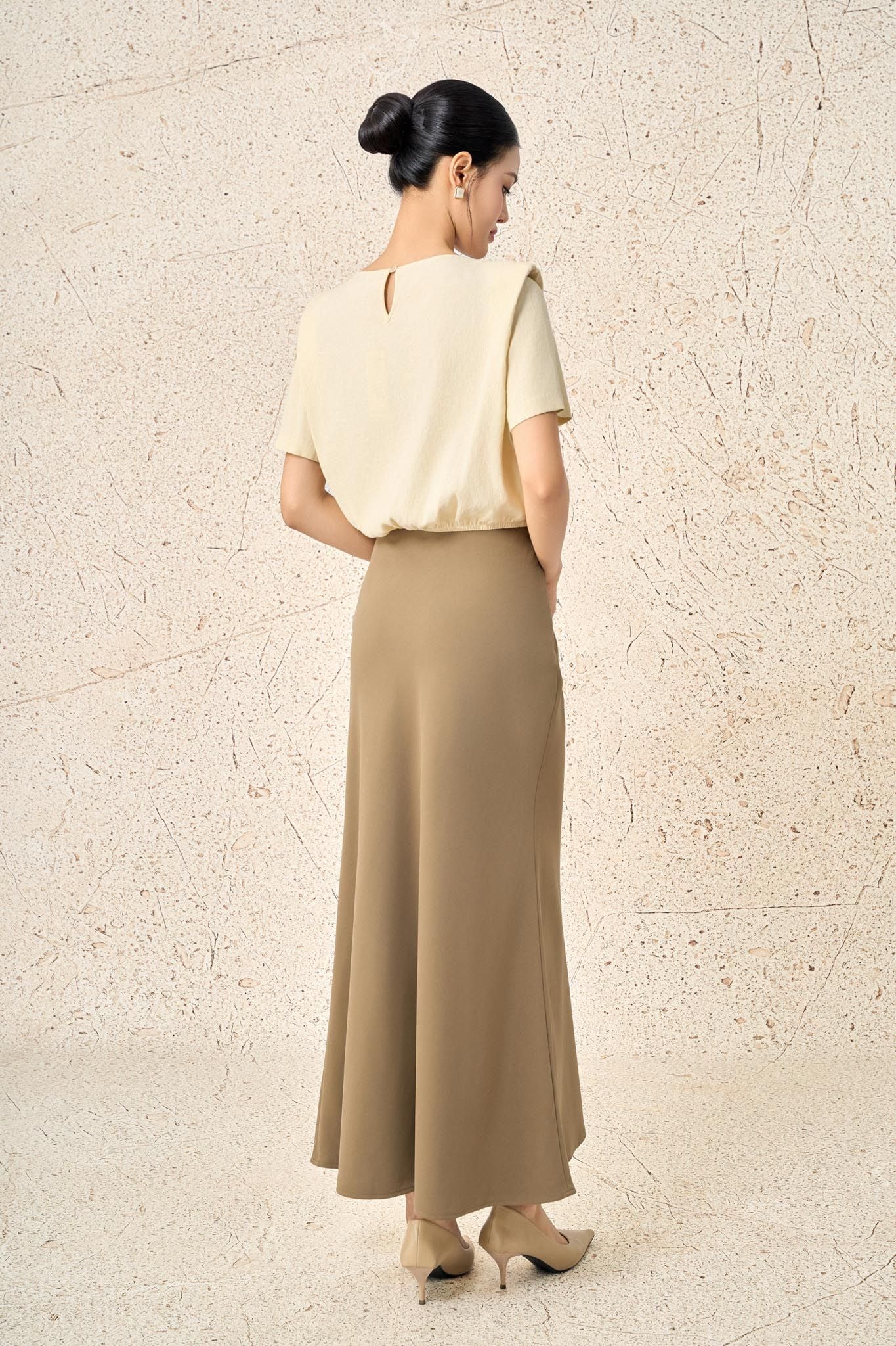 FAS74033 - Áo sơ mi công sở vải thô đũi dáng lửng cổ tròn tay ngắn có đệm vai ngực áo đính hoa 3D gấu áo bo chun ôm thời trang - PANTIO