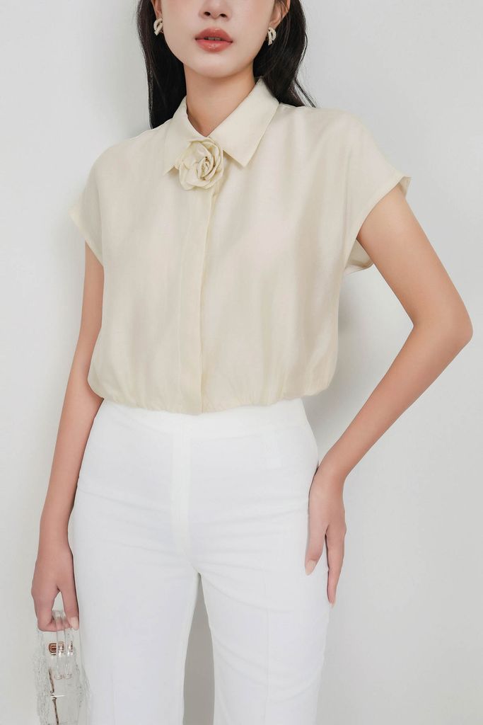 FAS74074 - Áo sơ mi công sở vải tơ dáng croptop cổ đức vai chờm gấu áo bo chun kèm hoa cài tạo kiểu cài khuy thân trước - PANTIO