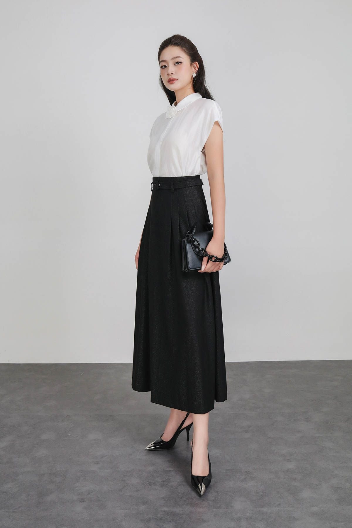 FAS74074 - Áo sơ mi công sở vải tơ dáng croptop cổ đức vai chờm gấu áo bo chun kèm hoa cài tạo kiểu cài khuy thân trước - PANTIO