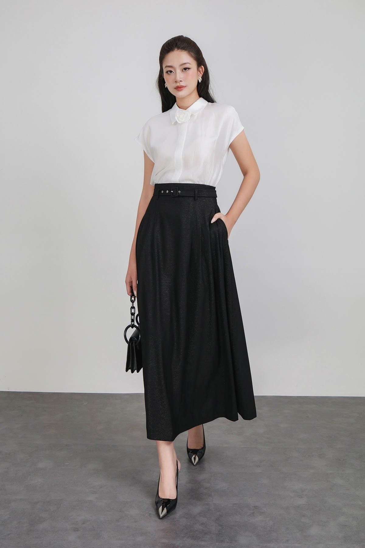 FAS74074 - Áo sơ mi công sở vải tơ dáng croptop cổ đức vai chờm gấu áo bo chun kèm hoa cài tạo kiểu cài khuy thân trước - PANTIO