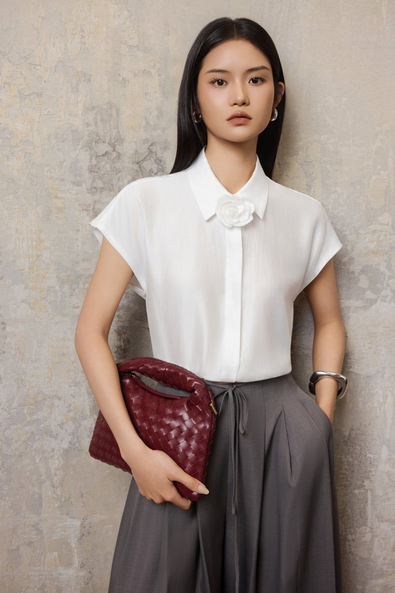 FAS74074 - Áo sơ mi công sở vải tơ dáng croptop cổ đức vai chờm gấu áo bo chun kèm hoa cài tạo kiểu cài khuy thân trước - PANTIO