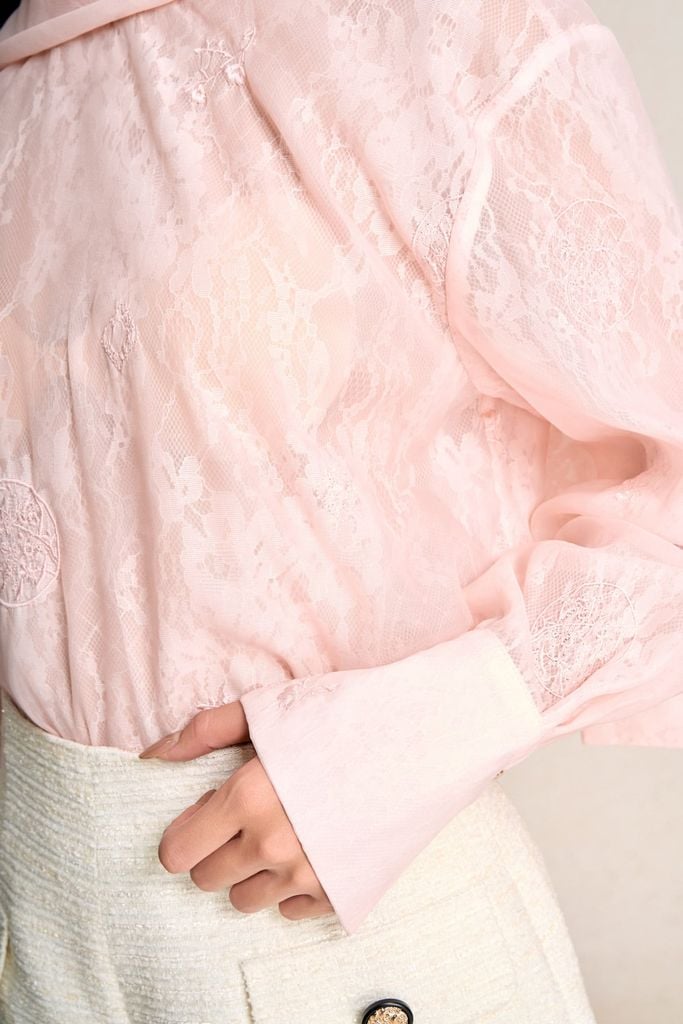 FAS74084 - Áo sơ mi công sở vải tơ hai lớp phối ren lưới dáng suông cổ vạt cách điệu tay bồng tạo kiểu - PANTIO