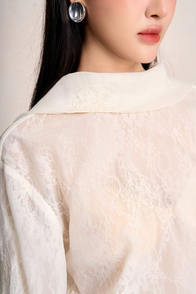 FAS74084 - Áo sơ mi công sở vải tơ hai lớp phối ren lưới dáng suông cổ vạt cách điệu tay bồng tạo kiểu - PANTIO