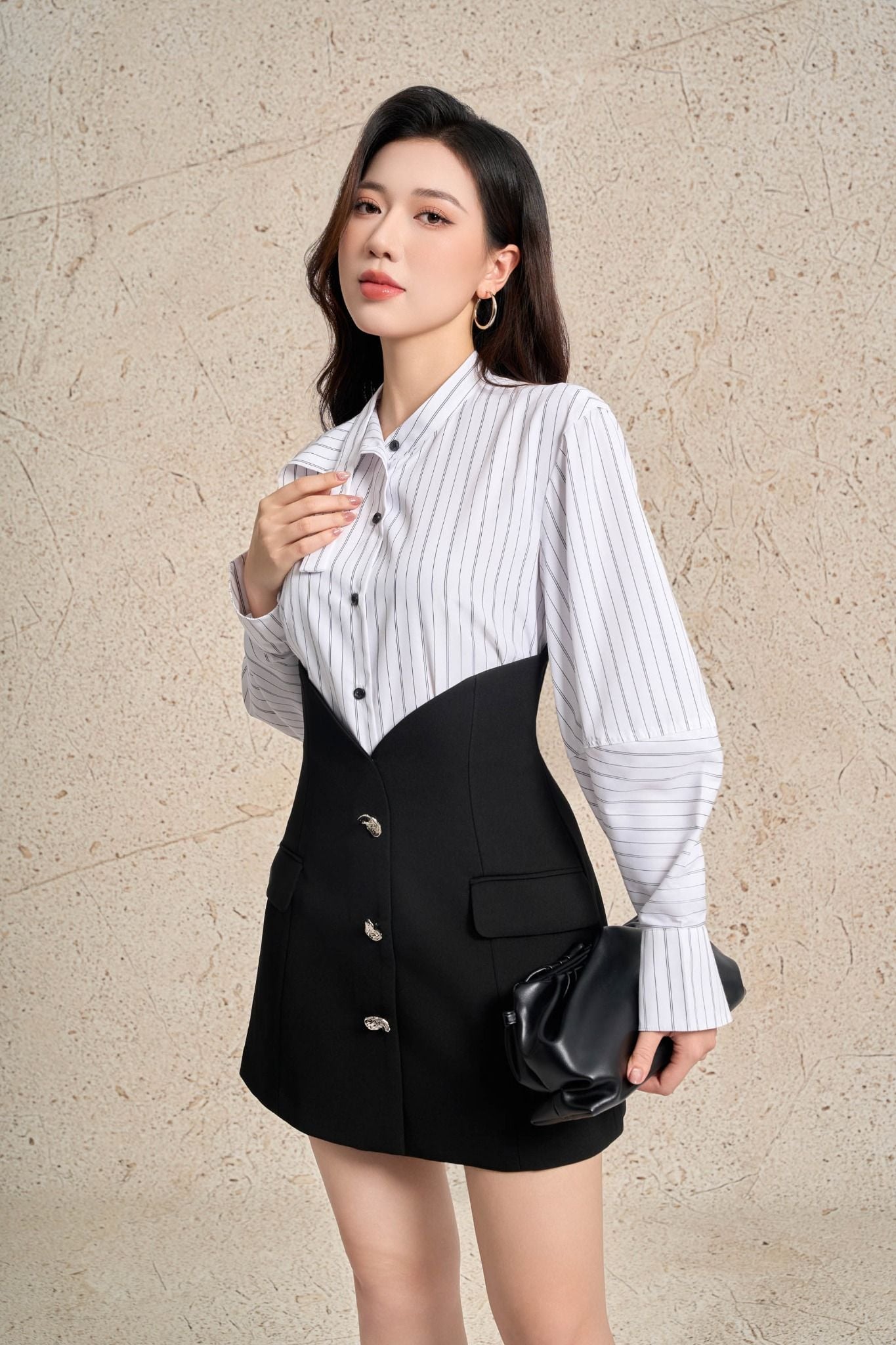 FAS74093 - Áo sơ mi công sở vải thô kẻ mỏng dáng suông cổ tròn phối vạt thân áo đính khuy tạo kiểu - PANTIO