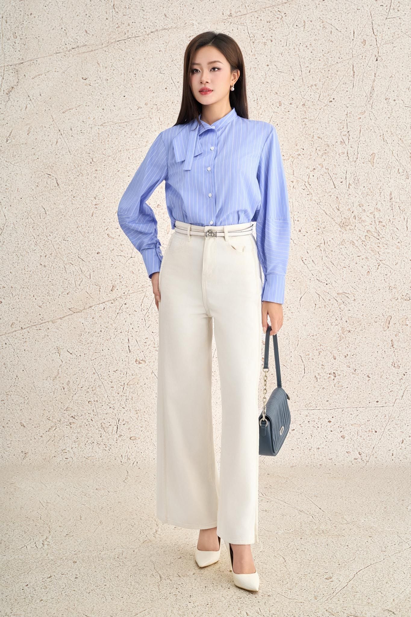 FAS74093 - Áo sơ mi công sở vải thô kẻ mỏng dáng suông cổ tròn phối vạt thân áo đính khuy tạo kiểu - PANTIO