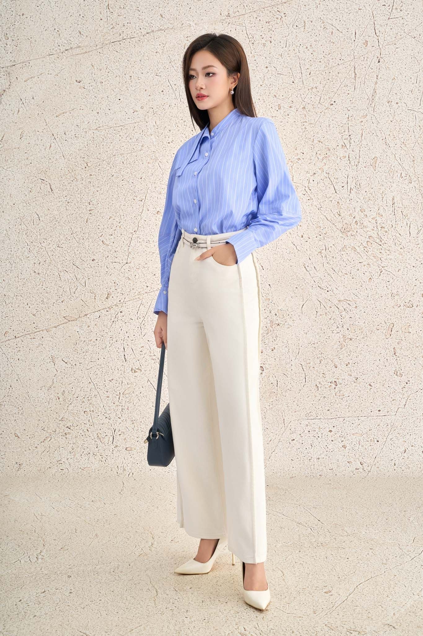 FAS74093 - Áo sơ mi công sở vải thô kẻ mỏng dáng suông cổ tròn phối vạt thân áo đính khuy tạo kiểu - PANTIO