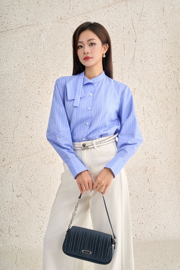 FAS74093 - Áo sơ mi công sở vải thô kẻ mỏng dáng suông cổ tròn phối vạt thân áo đính khuy tạo kiểu - PANTIO