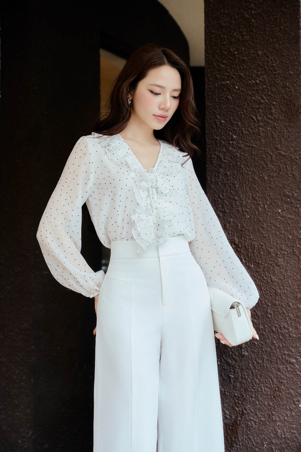 FAS94094 - Áo sơ mi công sở vải tơ nhăn dáng suông cổ xẻ phối viền bèo tay bồng tạo kiểu - PANTIO