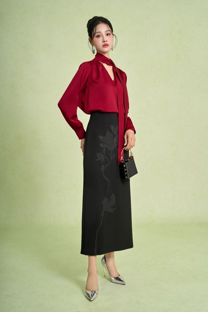 FAS94105 - Áo sơ mi công sở vải lụa satin dáng suông cổ xẻ V phối dây lụa thắt tạo kiểu tay dài phối măng sec - PANTIO