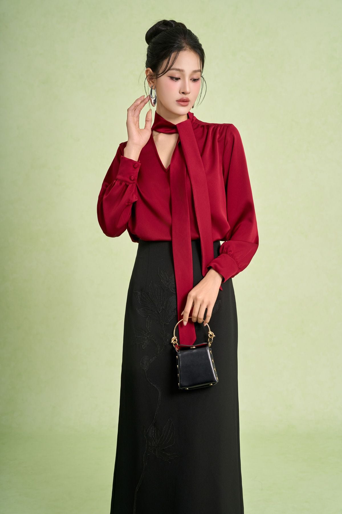 FAS94105 - Áo sơ mi công sở vải lụa satin dáng suông cổ xẻ V phối dây lụa thắt tạo kiểu tay dài phối măng sec - PANTIO