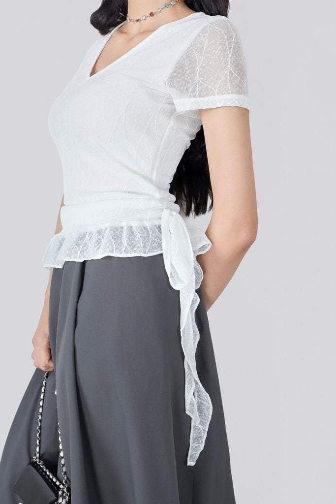FAT3567 - Áo thun vải ren lưới hai lớp cổ xẻ V gấu áo đính ren tạo kiểu bên hông thắt dây nơ thời trang - JAN.