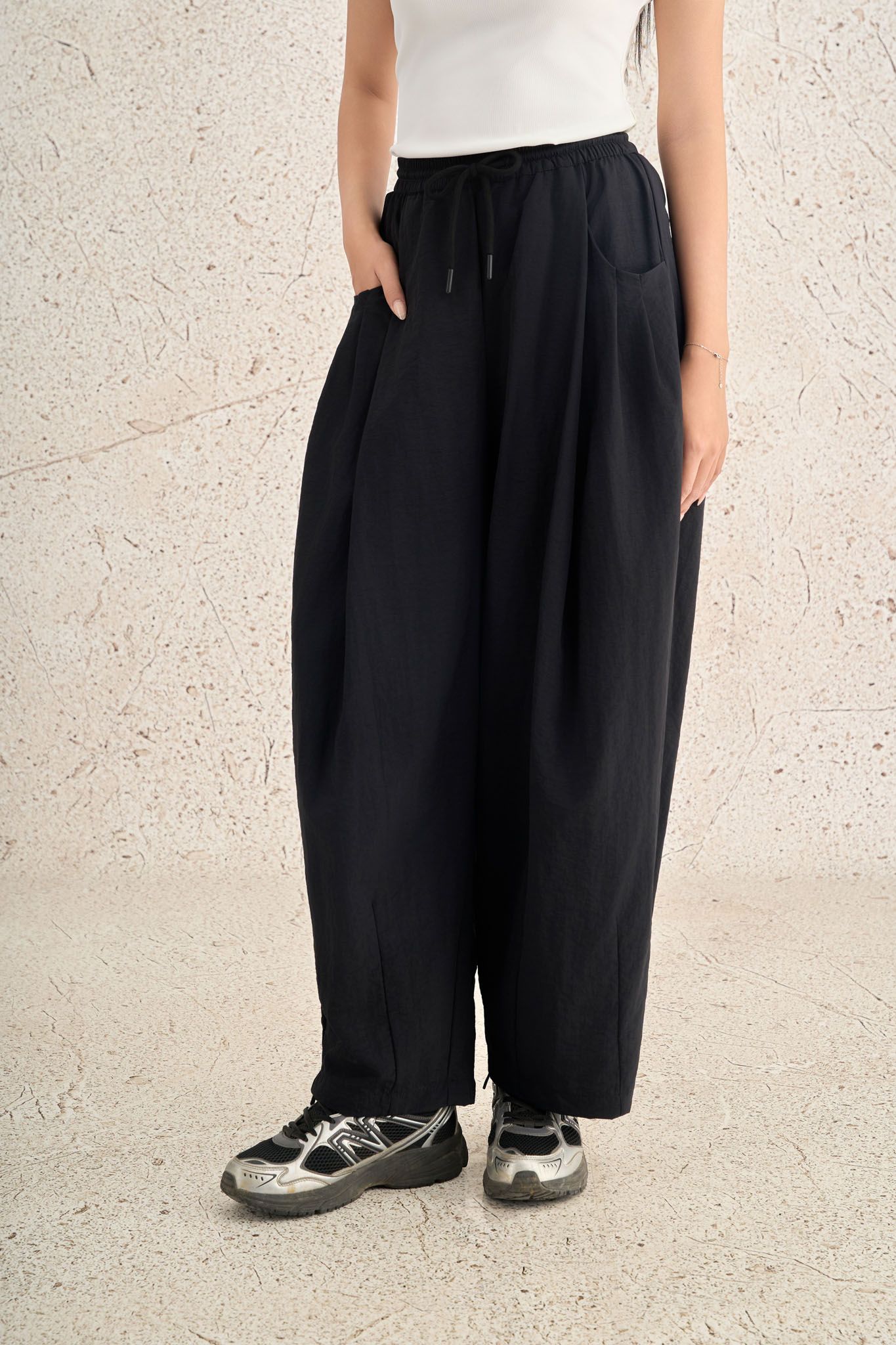 FQD51187 - Quần dài dạo phố vải gió dáng bomber cạp chun phối dây rút tạo kiểu - PANTIO