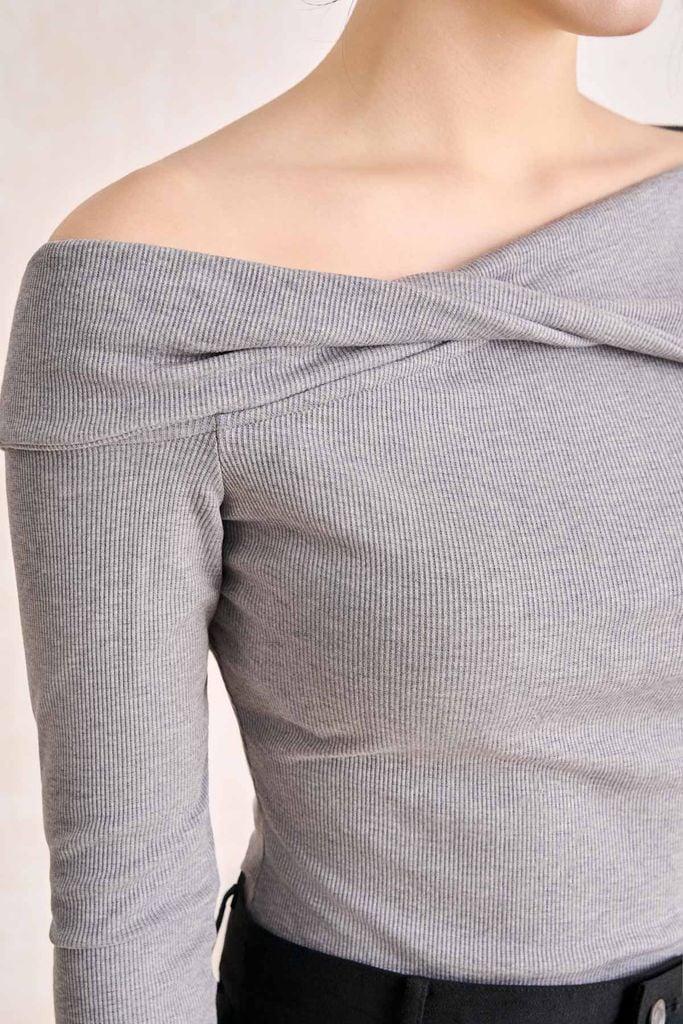 FAT7685 - Áo thun dệt kim vải len dáng ôm trễ vai phối vặn lệch thời trang - PANTIO