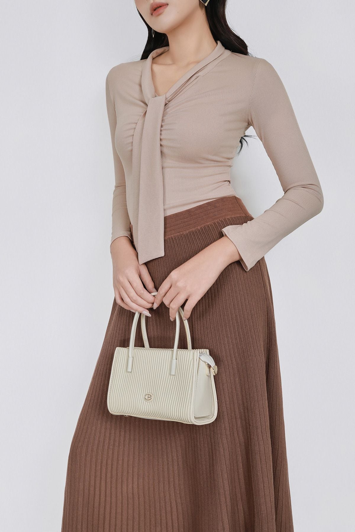 FAT9592 - Áo thun dệt kim vải len dáng ôm cổ xẻ V phối vạt tạo kiểu ngực nhún thời trang - PANTIO