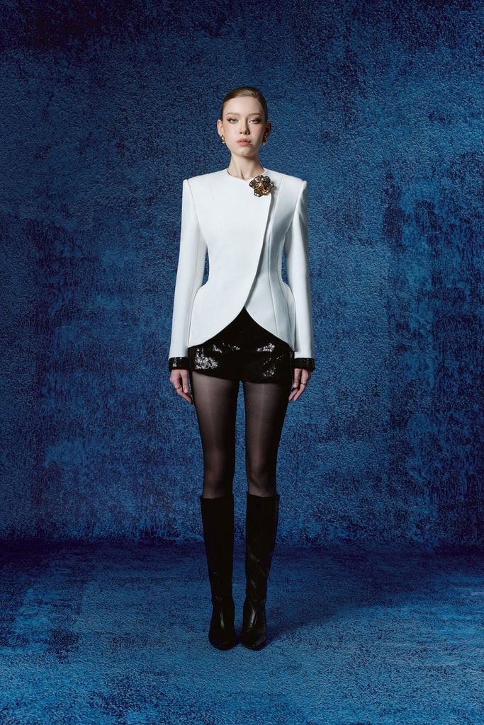 FAV91002 - Áo vest cao cấp vải thô dày dáng ôm cổ tròn đính phụ kiện thân trước phối vạt bất đối xứng tạo kiểu - PANTIO