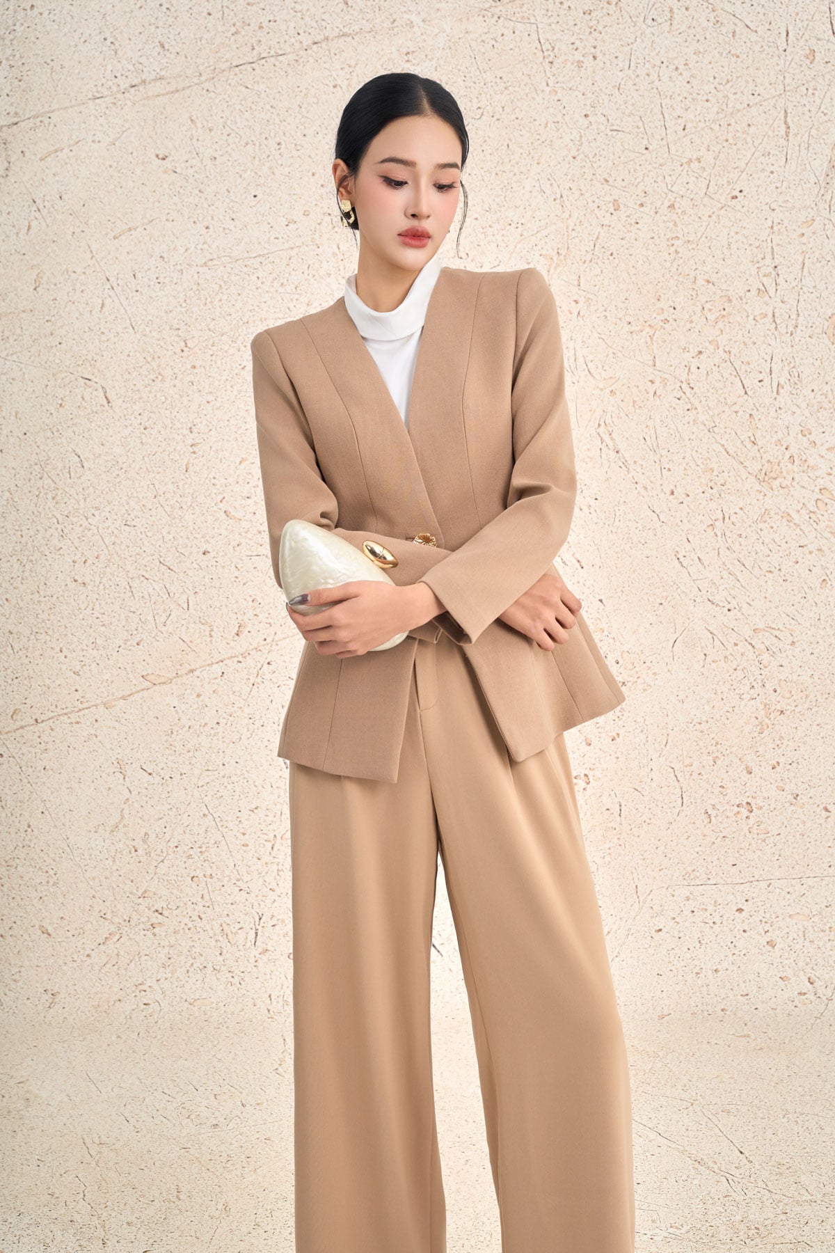 FAV9968 - Áo vest công sở vải thô dày dáng ôm cổ xẻ chữ V tay dài chiết eo thân áo đính khuy kim loại thời trang - PANTIO