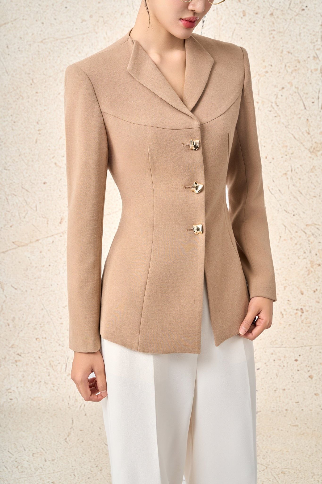 FAV9988 - Áo vest công sở vải thô dày dáng ôm cổ bẻ tay dài thân áo đính khuy kim loại tạo kiểu - PANTIO