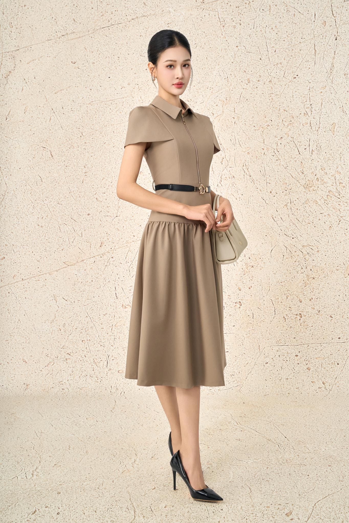 FDC14034 - Đầm công sở vải tuytsi dáng xoè có lót habutai cổ đức phối khoá đồng trang trí kèm thắt lưng tạo kiểu khoá thân sau - PANTIO