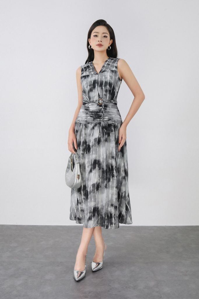 FDC15261 - Đầm công sở vải thô mỏng dáng xoè cổ xẻ V không tay eo phối nhún tạo kiểu kèm dây đai - PANTIO