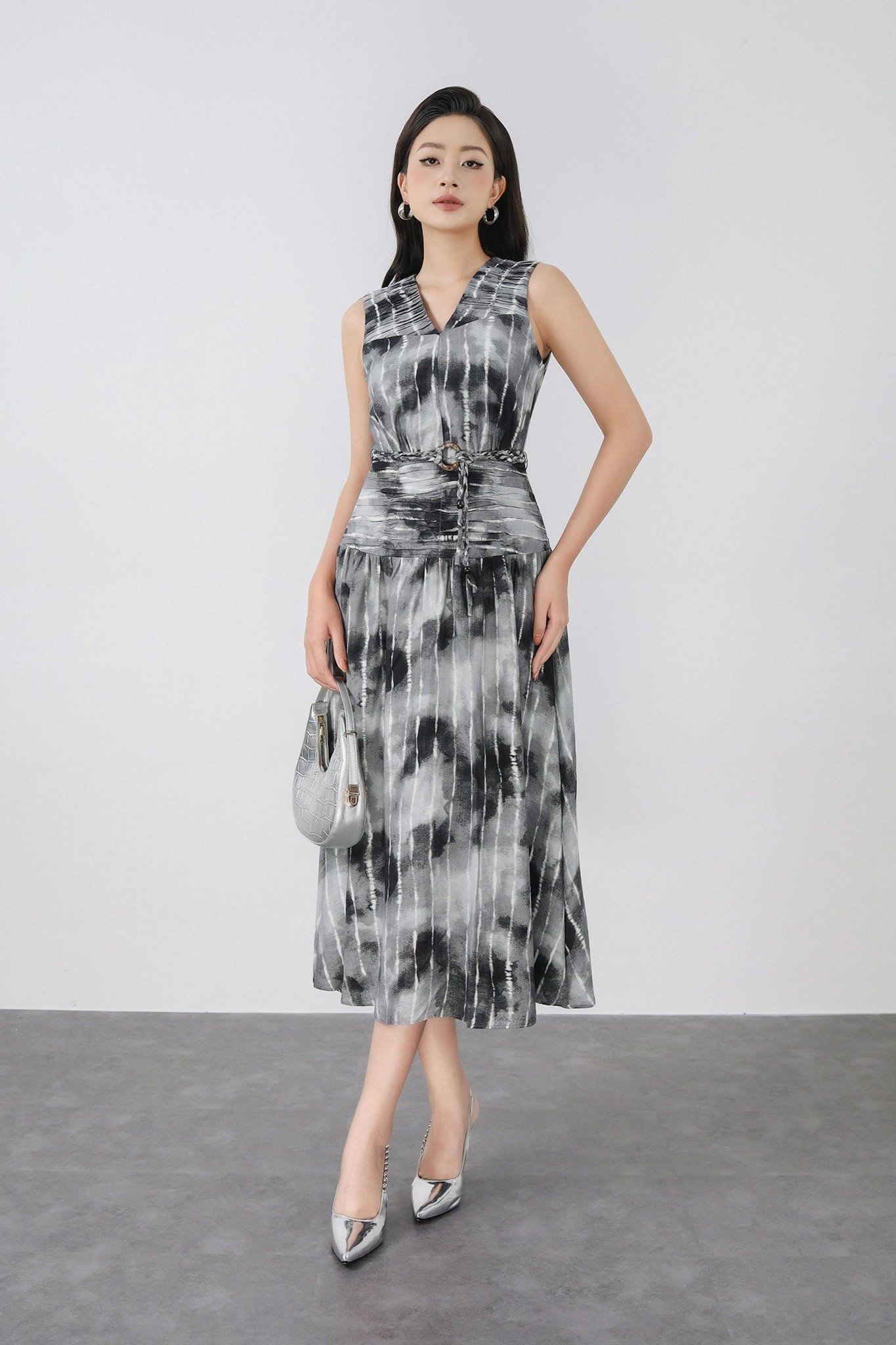 FDC15261 - Đầm công sở vải thô mỏng dáng xoè cổ xẻ V không tay eo phối nhún tạo kiểu kèm dây đai - PANTIO