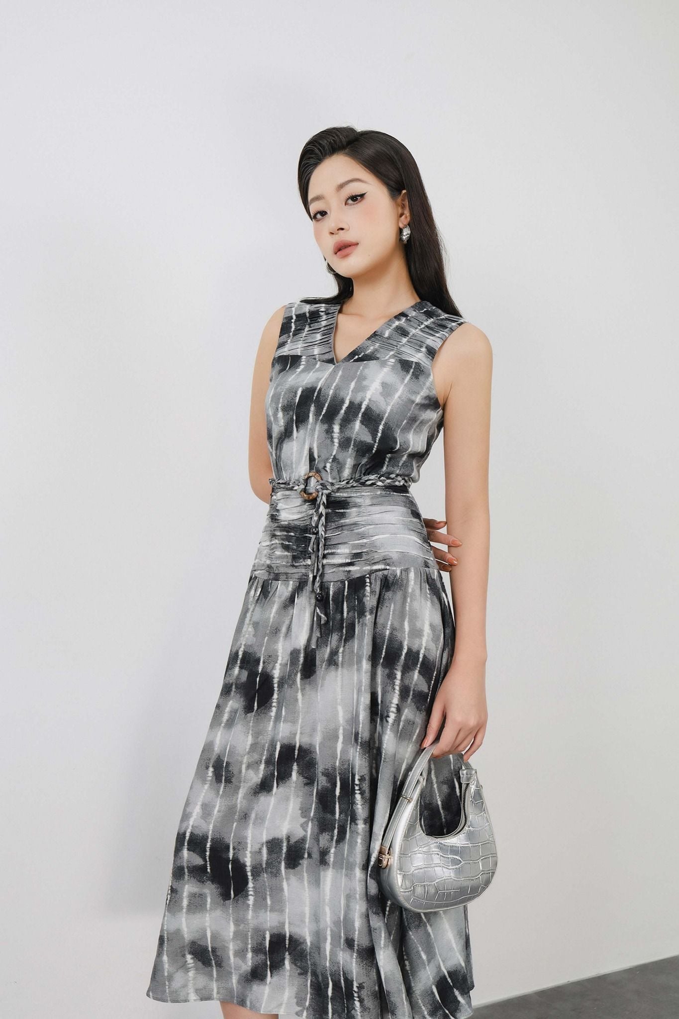 FDC15261 - Đầm công sở vải thô mỏng dáng xoè cổ xẻ V không tay eo phối nhún tạo kiểu kèm dây đai - PANTIO