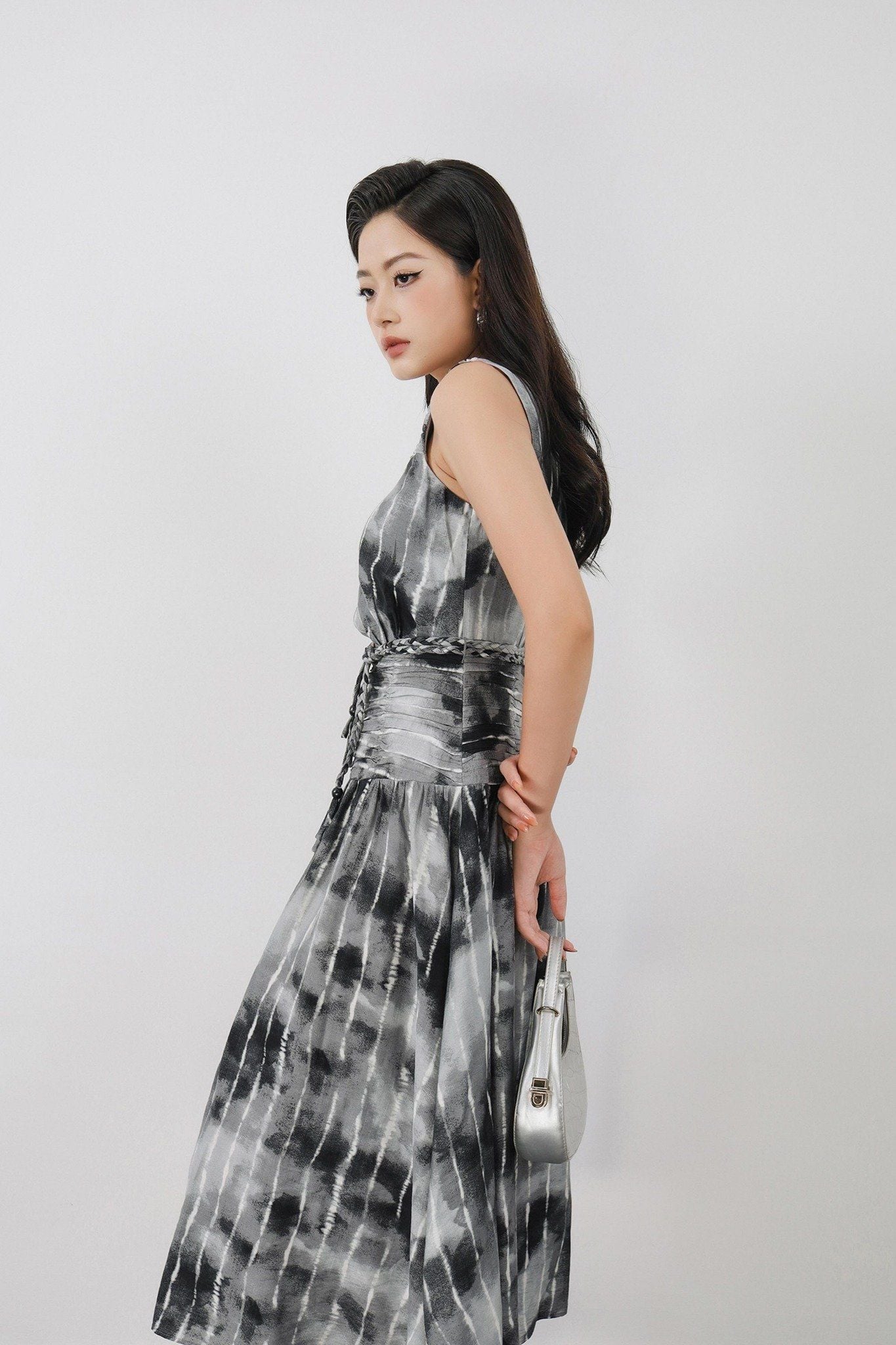 FDC15261 - Đầm công sở vải thô mỏng dáng xoè cổ xẻ V không tay eo phối nhún tạo kiểu kèm dây đai - PANTIO