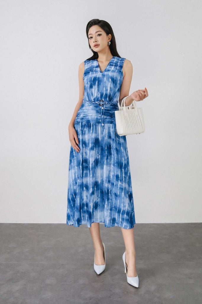 FDC15261 - Đầm công sở vải thô mỏng dáng xoè cổ xẻ V không tay eo phối nhún tạo kiểu kèm dây đai - PANTIO