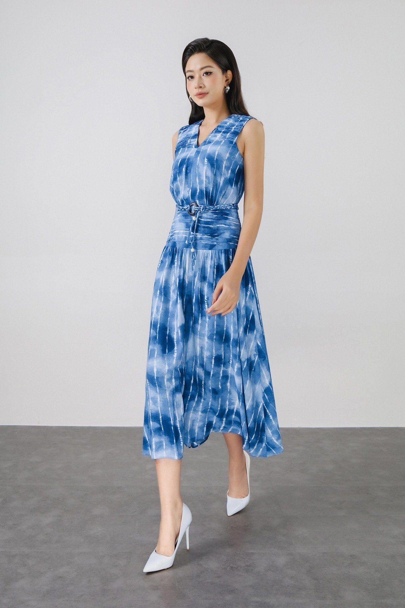 FDC15261 - Đầm công sở vải thô mỏng dáng xoè cổ xẻ V không tay eo phối nhún tạo kiểu kèm dây đai - PANTIO