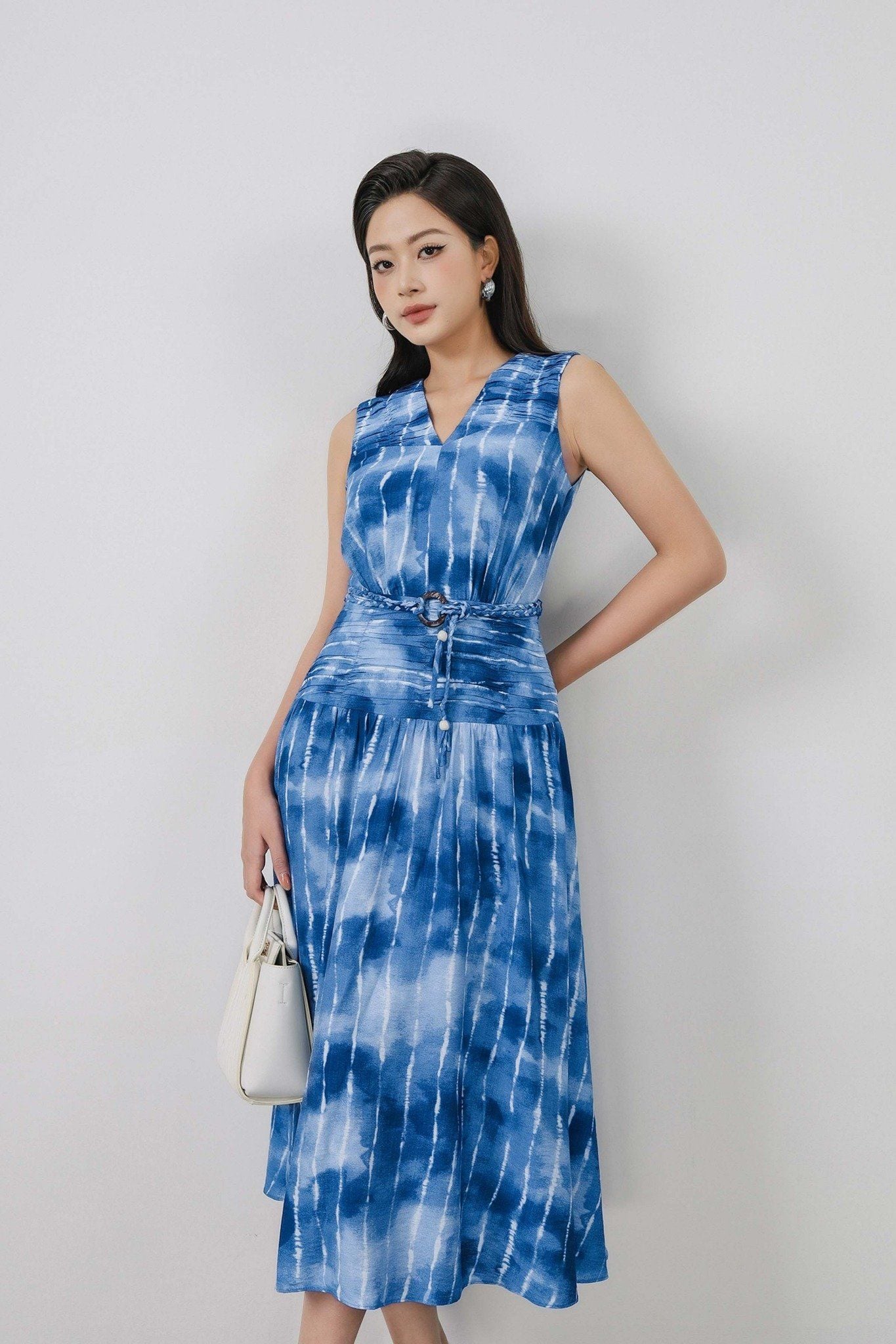 FDC15261 - Đầm công sở vải thô mỏng dáng xoè cổ xẻ V không tay eo phối nhún tạo kiểu kèm dây đai - PANTIO