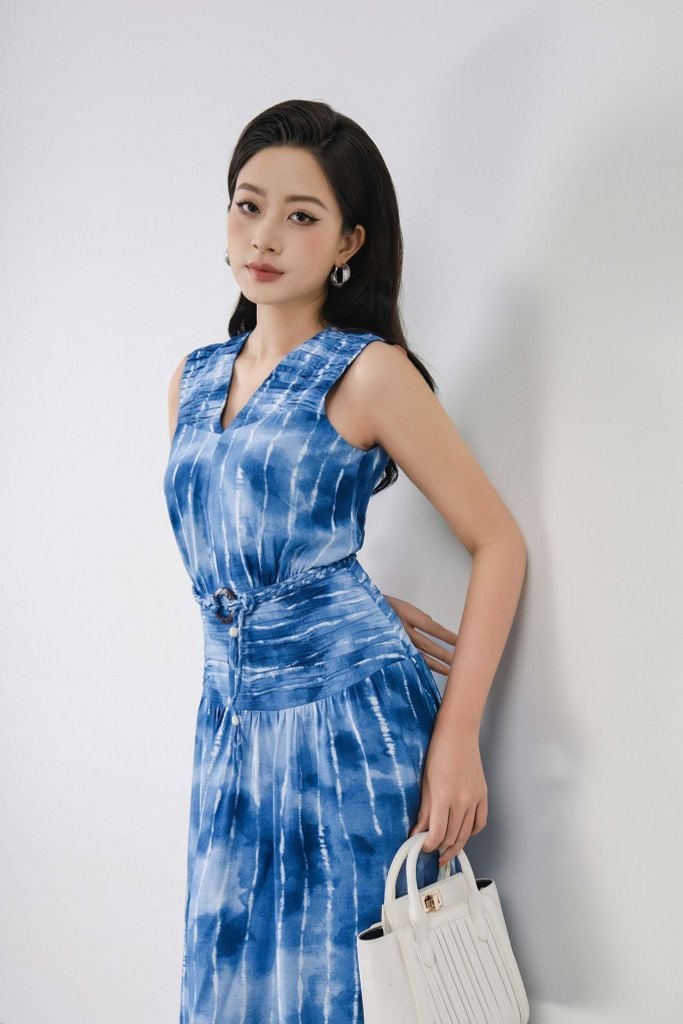 FDC15261 - Đầm công sở vải thô mỏng dáng xoè cổ xẻ V không tay eo phối nhún tạo kiểu kèm dây đai - PANTIO