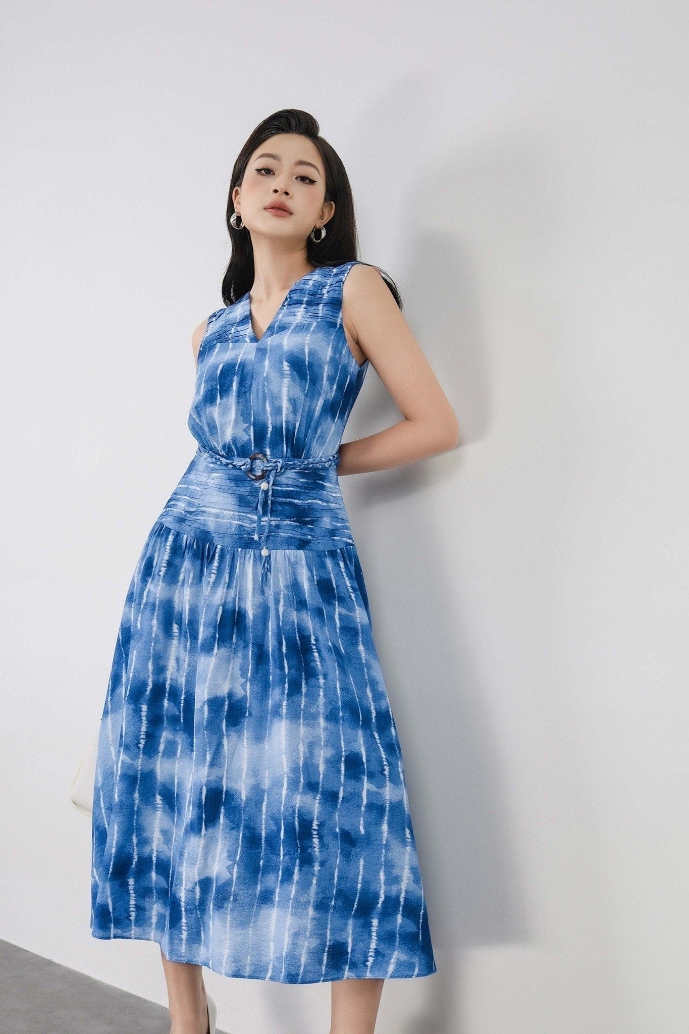 FDC15261 - Đầm công sở vải thô mỏng dáng xoè cổ xẻ V không tay eo phối nhún tạo kiểu kèm dây đai - PANTIO