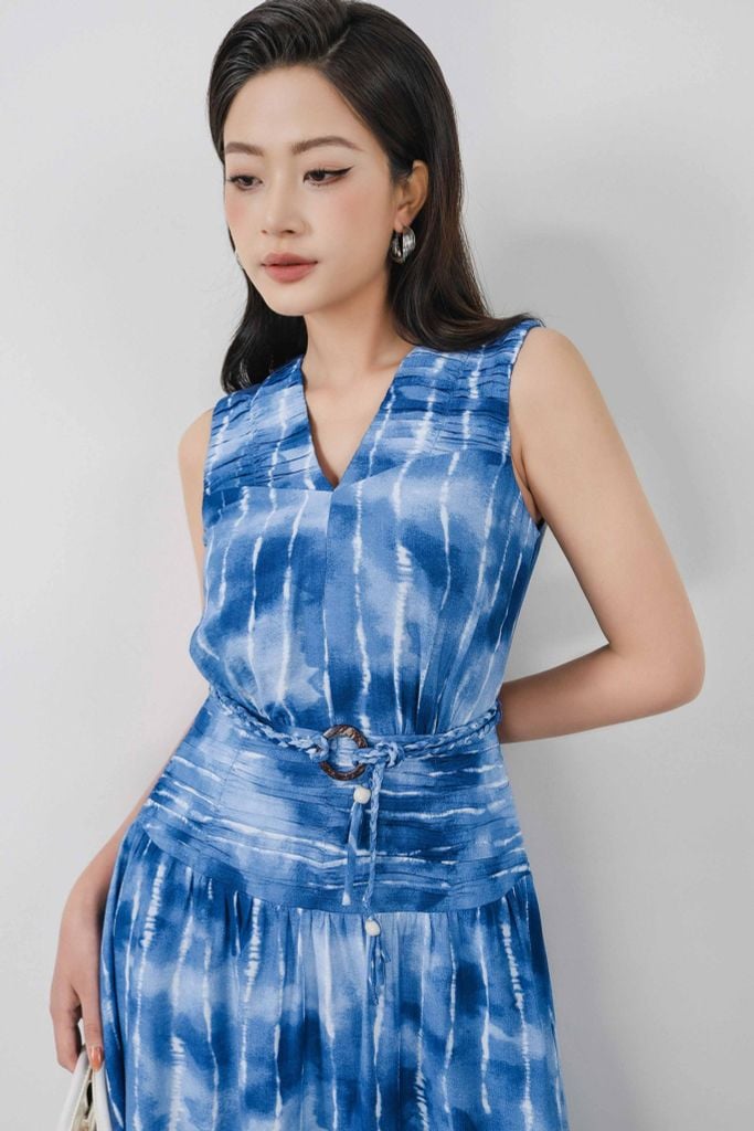 FDC15261 - Đầm công sở vải thô mỏng dáng xoè cổ xẻ V không tay eo phối nhún tạo kiểu kèm dây đai - PANTIO