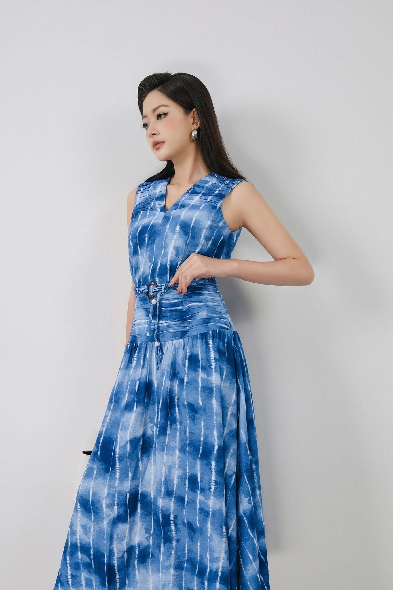 FDC15261 - Đầm công sở vải thô mỏng dáng xoè cổ xẻ V không tay eo phối nhún tạo kiểu kèm dây đai - PANTIO