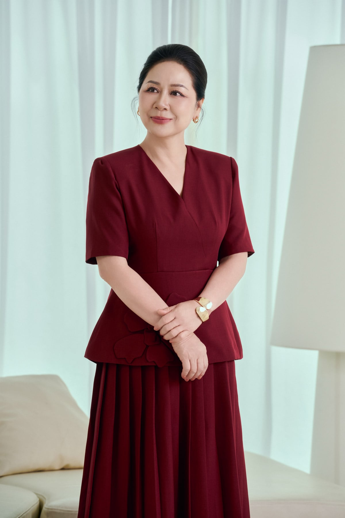 FDC15444 - Đầm công sở dáng dài vải thô đũi cổ xẻ V tay cộc thân váy thêu hoa nổi ,thân dưới cách điệu dập ly thời trang khoá thân sau - PANTIO